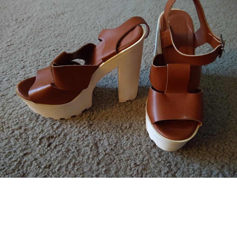 WILD DIVA - SIZE 7.5 - CHUNKY HEELED BROWN PLATFORM - VERY NICE - Picture 2 of 7